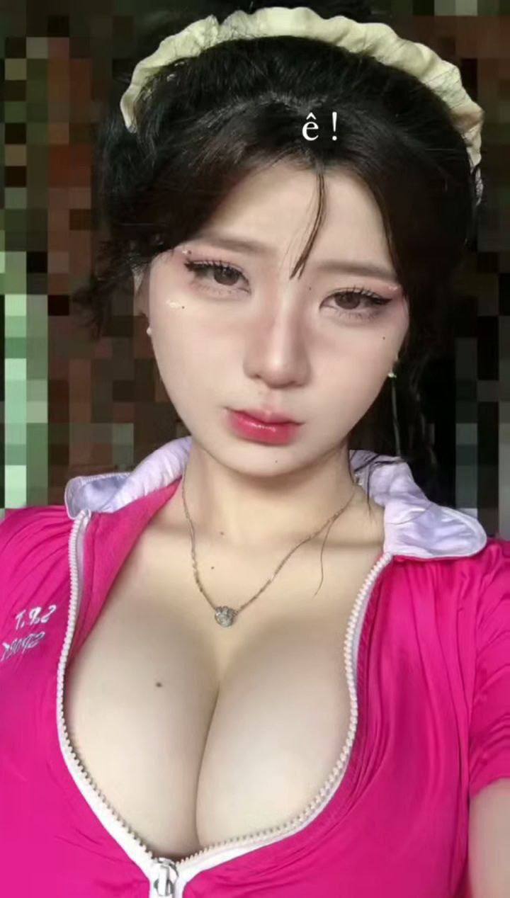 Em lễ tân nguyện bú buồi để không bị trừ lương